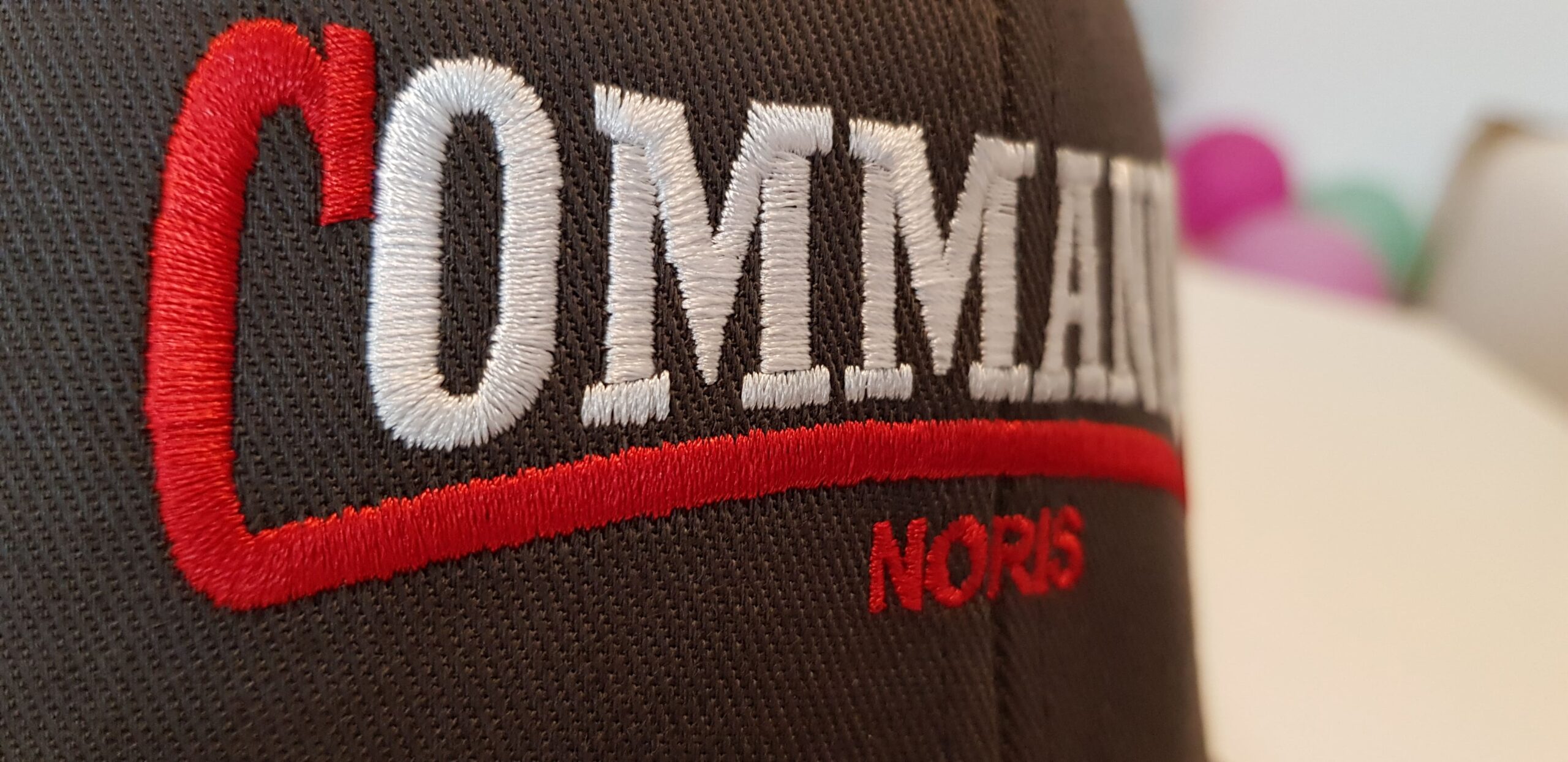 Nahaufnahme einer bestickten Cap mit detailliertem Logo ✯ individuelle Fankleidung