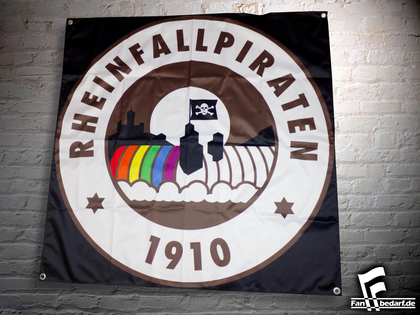 Individuelle Zaunfahne des St. Pauli Fanclub Rheinfallpiraten