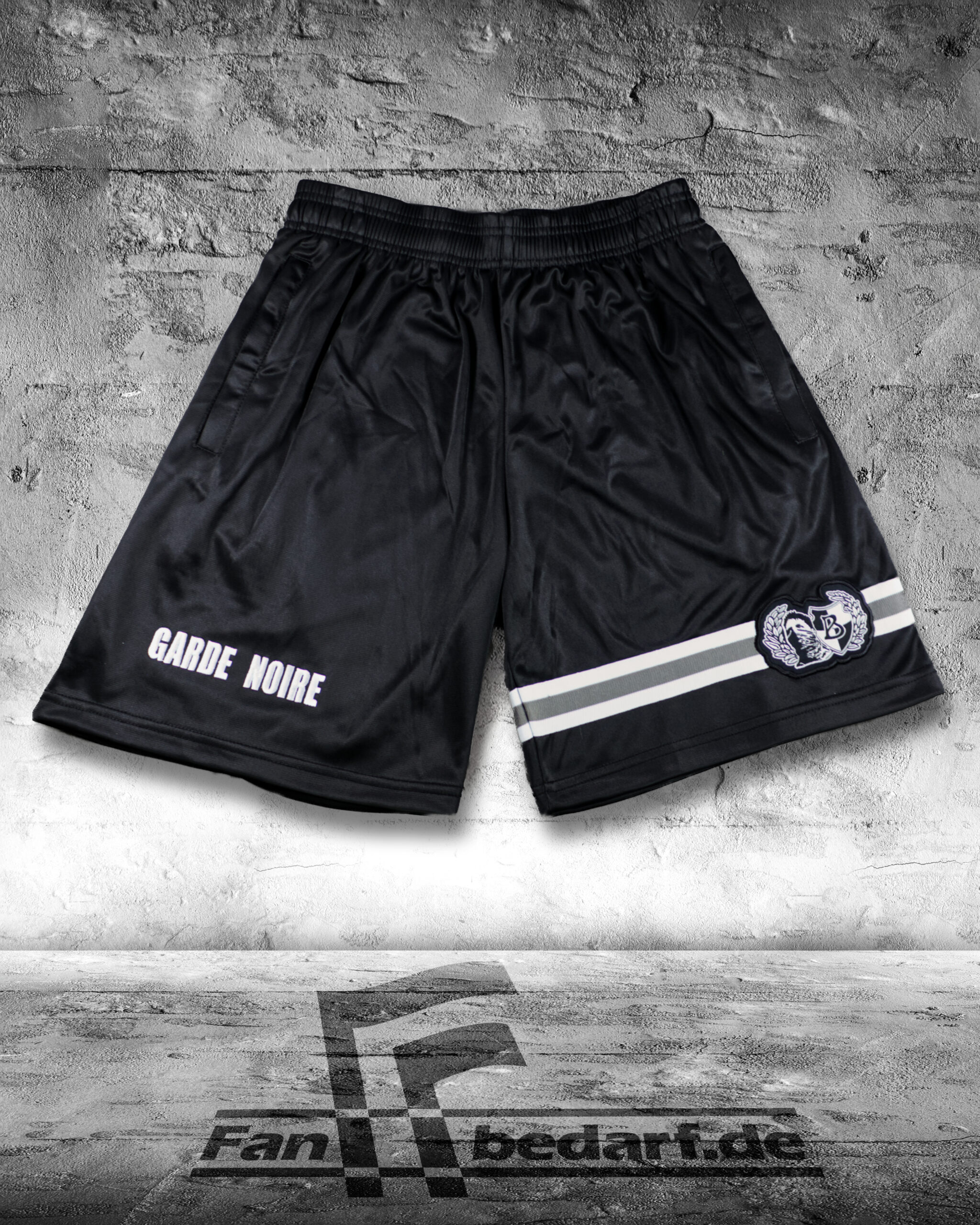 Individuelle Fanclub-Shorts für Borussia Neunkrichen „Garde Noire“ mit gewebtem Logo Patch – Fanbedarf.de