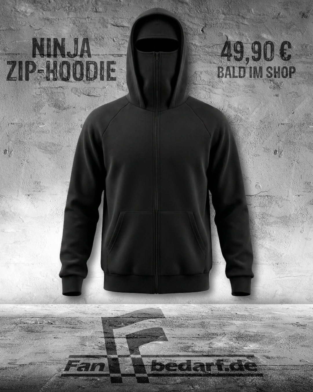 Alternativtext: Schwarzer Ninja Zip-Hoodie aus Baumwollmischung mit durchgehendem Reißverschluss bis übers Gesicht und Sichtfeld in der Kapuze, Frontansicht vor Betonwand