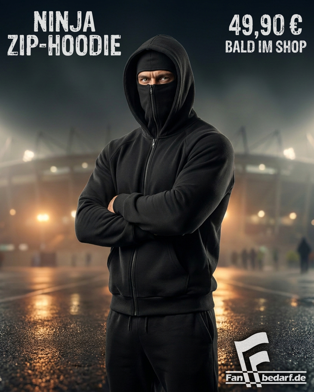 Mann trägt den schwarzen Ninja Zip-Hoodie von Fanbedarf.de mit bis zur Nase geschlossenem Reißverschluss und integriertem Sichtfeld, nachts vor einem Stadion