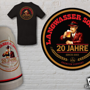 Individuell veredelter Bierkrug mit Jubiläumslogo des Fanclubs Langwasser Society sowie passendes T-Shirt – umgesetzt als Auftragsarbeit von Fanbedarf.de