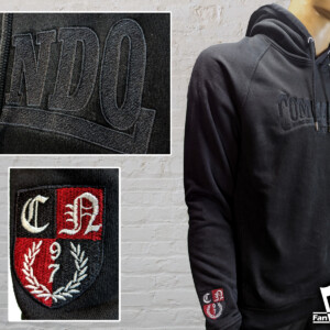 Hoodie mit Ton-in-Ton Stickerei und seitlichem Fanclub-Logo am Ärmel – individuelle Fanartikel bei fanbedarf.de