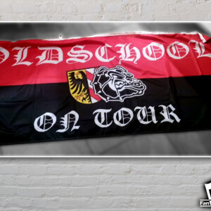 Busflagge für dieHeckscheibe „Oldschool Nürnberg on Tour“ rot-schwarz mit Wappen – Fanbedarf.de