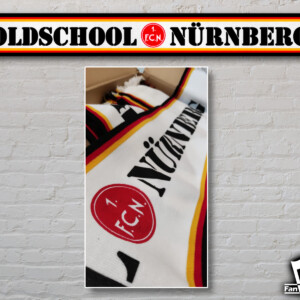 Individuell gestrickter und mit Siebdruck bedruckterFanschal Oldschool Nürnberg in Vereinsfarben – Fanartikel von Fanbedarf.de