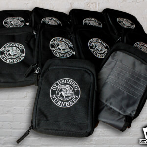 Schwarze Umhänge-Taschen mit Sticklogo ‚Oldschool Nürnberg‘ in Weiß – individuelle Fanclub-Taschen.