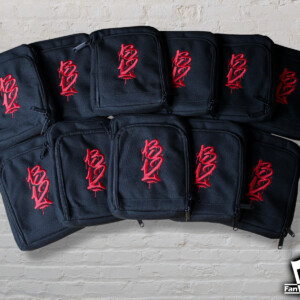 Schwarze Pusher-Bag mit rotem 1312 Graffiti-Stick – individuelle Fanartikel.