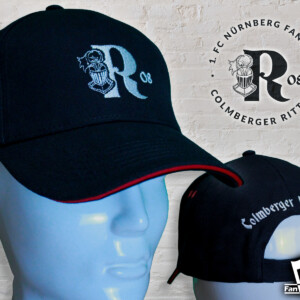 Schwarze Baseball-Cap mit rotem Schirmdetail und gesticktem Logo vorne und Schriftzug hinten des Fanclubs Colmberger Ritter.