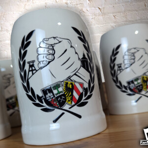 Individuell veredelte Bierkrüge zur Fanfreundschaft zwischen Nürnberg und Schalke Gelsenkirchen, gefertigt nach Kundenwunsch
