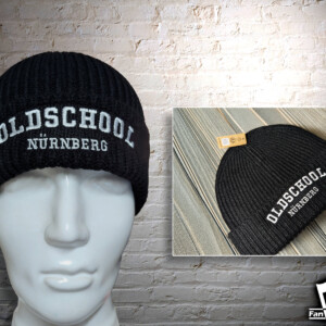 Individuell bestickte schwarze Beanie Mütze für OFCN Fanclub Oldschool Nürnberg mit weißem Schriftzug, Vorder- und Detailansicht