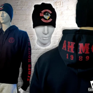 Individuell gestalteter Zip-Hoodie mit Druck auf Kapuze, Armen und Brust sowie bestickte Beanie Mütze des Alder Hout MC
